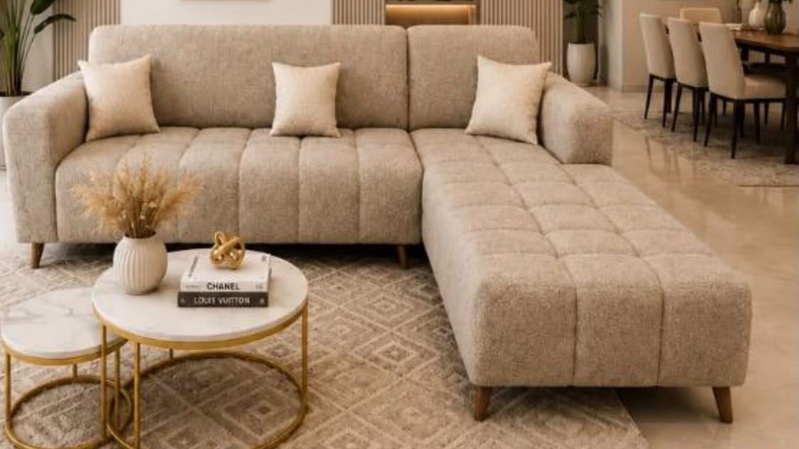 Canapé d'angle beige dans un salon